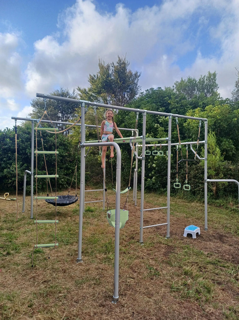 THE XL in green in a family garden