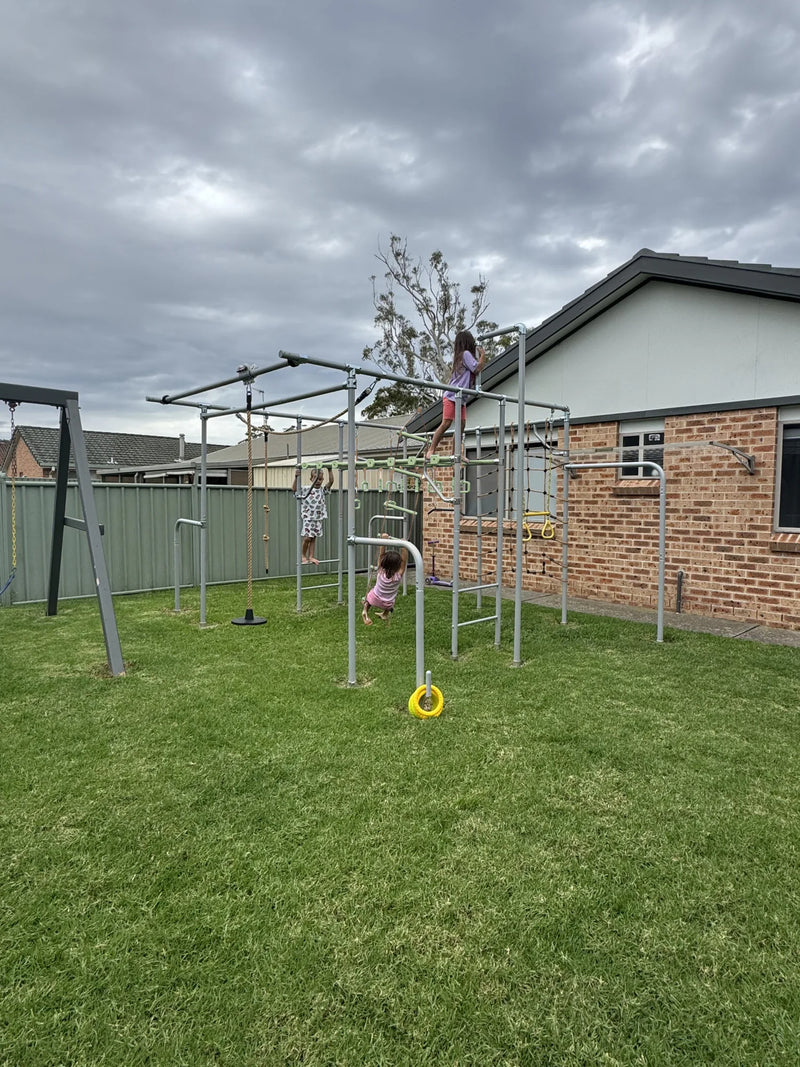 THE XL in green in a family garden