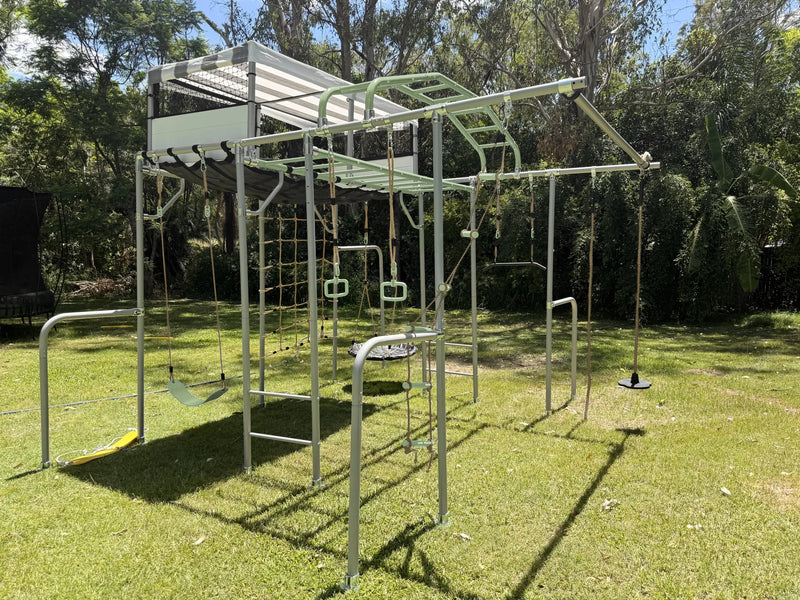 XL PLAYHOUSE in green in a family garden